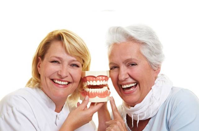 Răng giả tháo lắp cho người lớn tuổi 